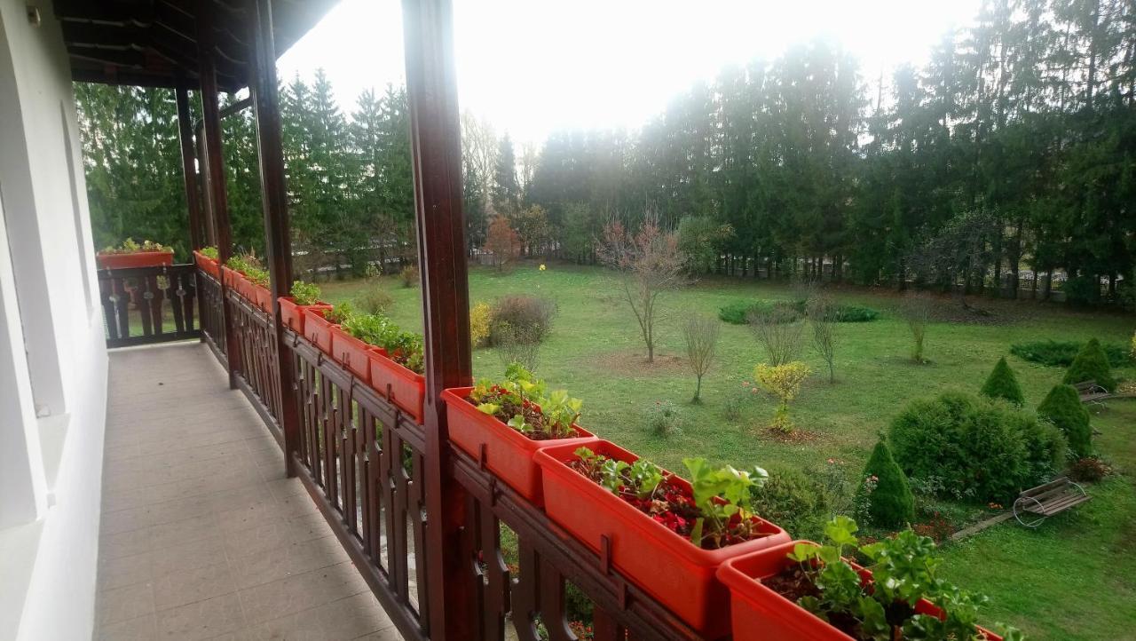 Casa "Ierusalim-Hozeva-Hozeva" Guest House Minastirea Neamt Exterior photo
